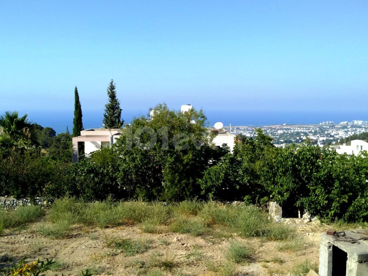 Kyrenia Lapta, in einer hohen Gegend, mit Blick auf die Berge und das Meer, 90% und 3 Etagen Baugrundstück, 40,000 stg **  ** 