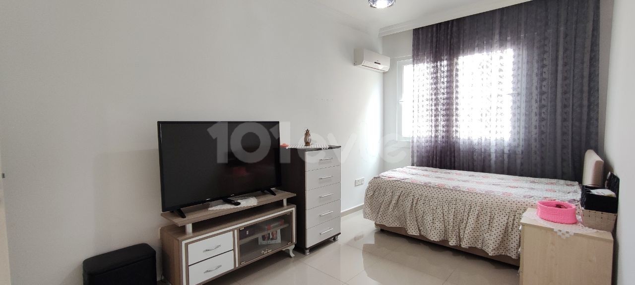 **DISCOUNTED PRICE**Super Well-Maintained Apartment for Sale with 145m2-3+1 Turkish Title in the Center of Kyrenia! ** 