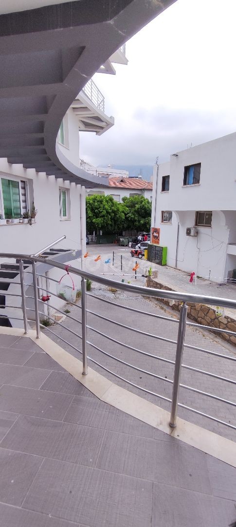 ** Ermäßigter Preis* * 145m2 im Zentrum von Kyrenia-3+1 Türkische Eigentumswohnung super gepflegte Wohnung zum Verkauf! ** 