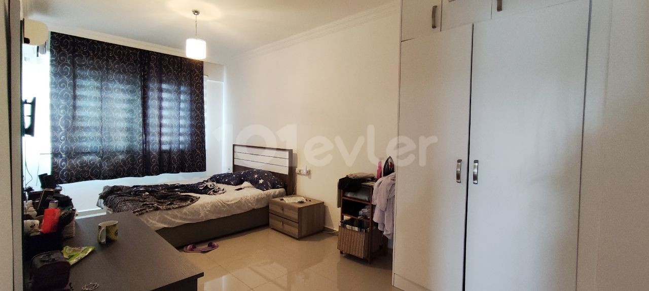 **DISCOUNTED PRICE**Super Well-Maintained Apartment for Sale with 145m2-3+1 Turkish Title in the Center of Kyrenia! ** 