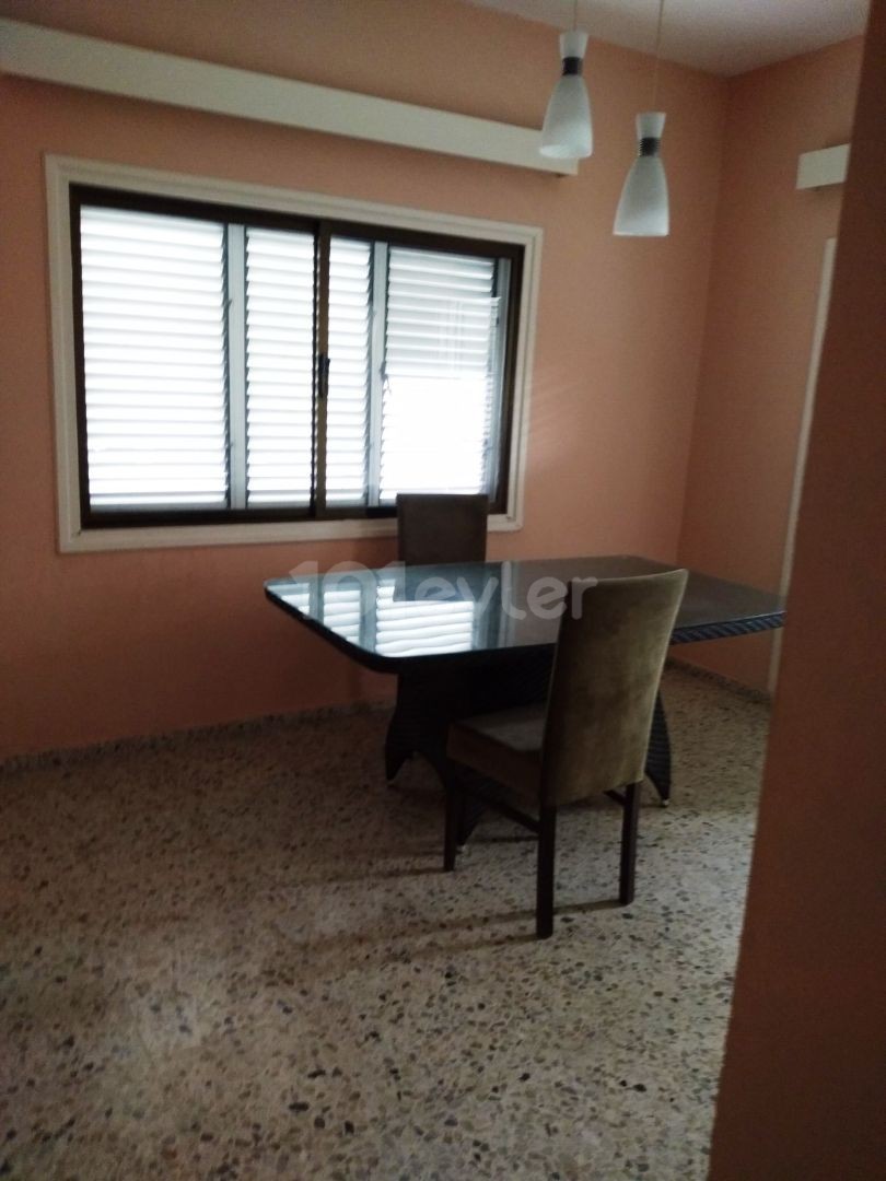 Girne Merkez'de zemin kat Kiralık eşyalı 3+1 Daire 