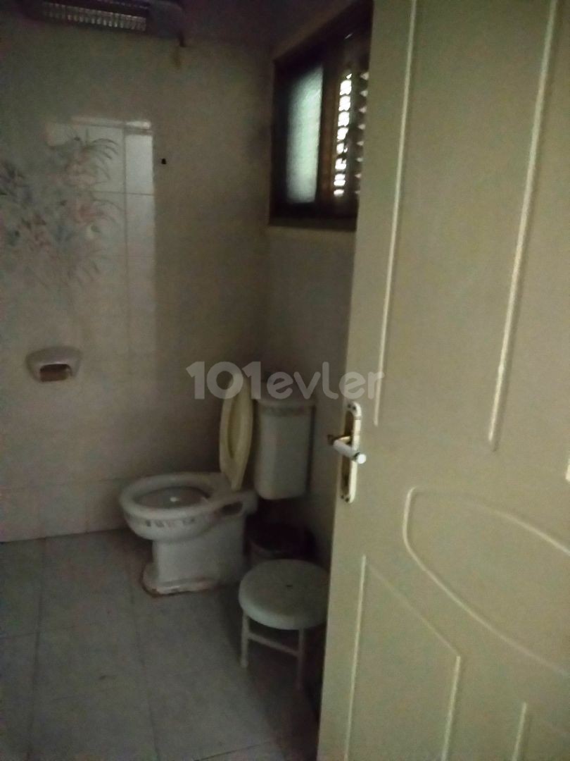 Erdgeschoss möbliert 3+1 Wohnung zur Miete in Kyrenia Centre  ** 