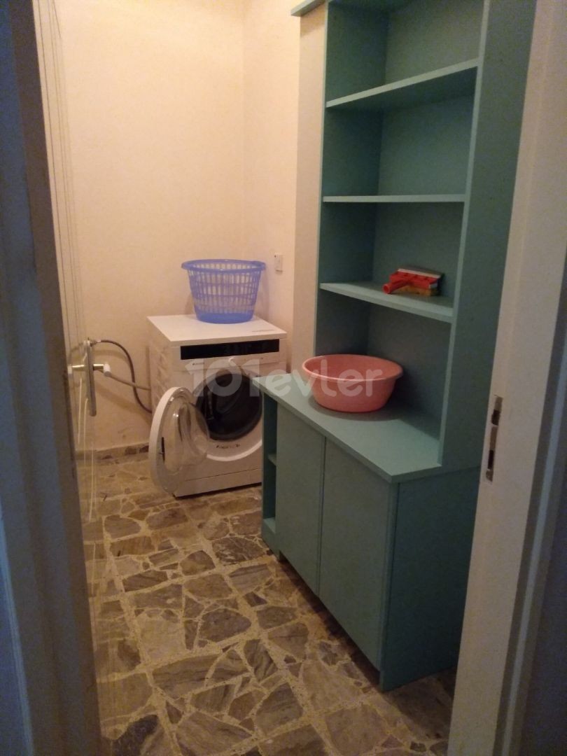 Girne Merkez'de zemin kat Kiralık eşyalı 3+1 Daire 