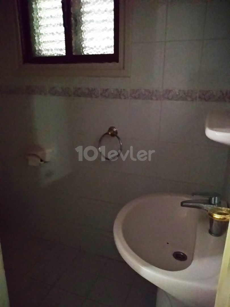 Girne Merkez'de zemin kat Kiralık eşyalı 3+1 Daire 