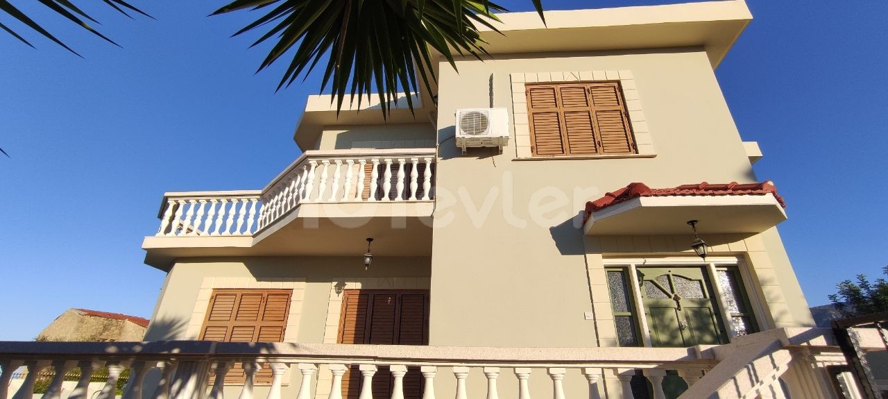 Villa with Private Pool for Rent in Edremit, 1 minute from the Ring Road