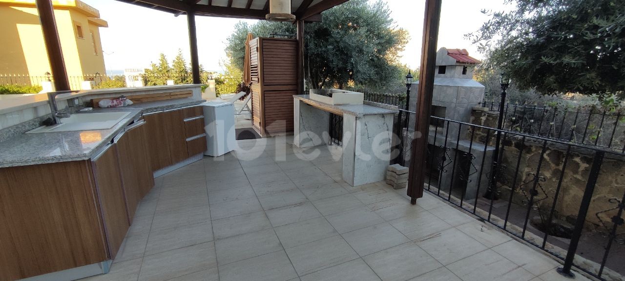 Villa with Private Pool for Rent in Edremit, 1 minute from the Ring Road