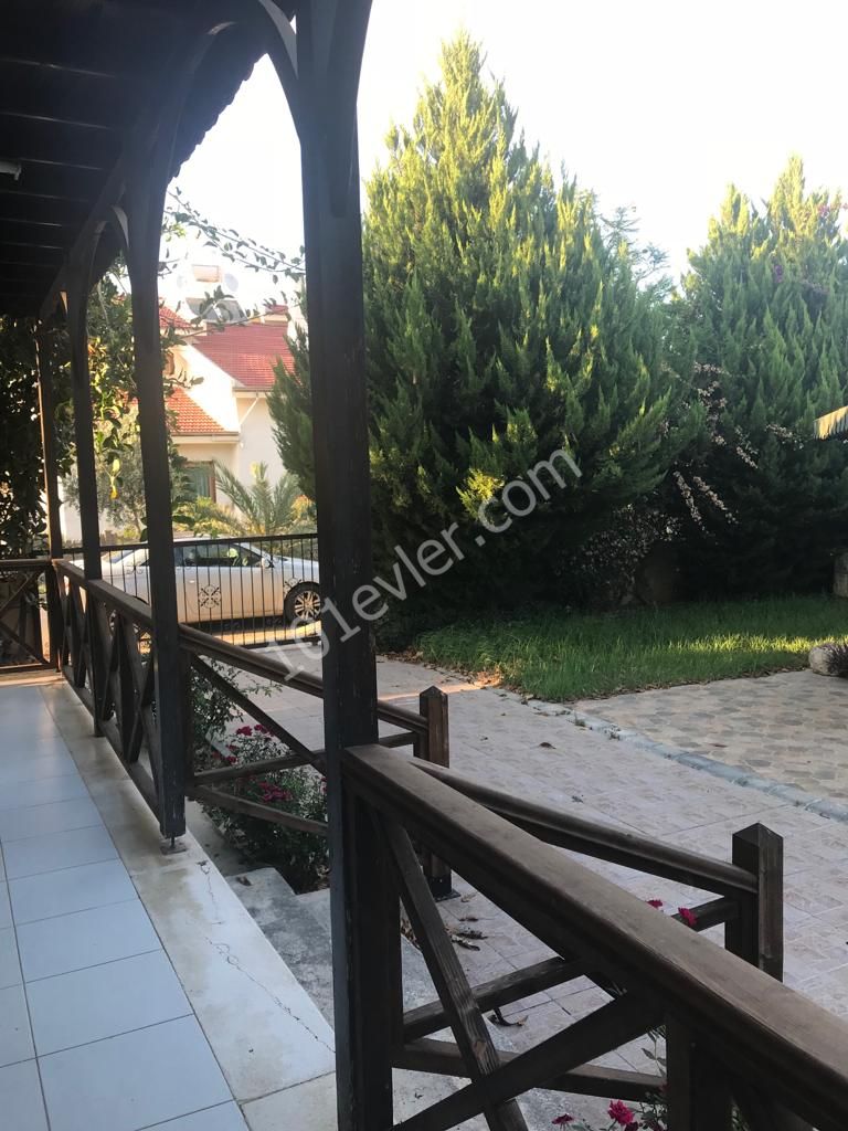 GÖNYELİ'DE  697 m2 arazi içerisinde  MÜSTAKİL dublex + yardımcı evi de olan büyük bahçeli KDV'   si ödenmiştir