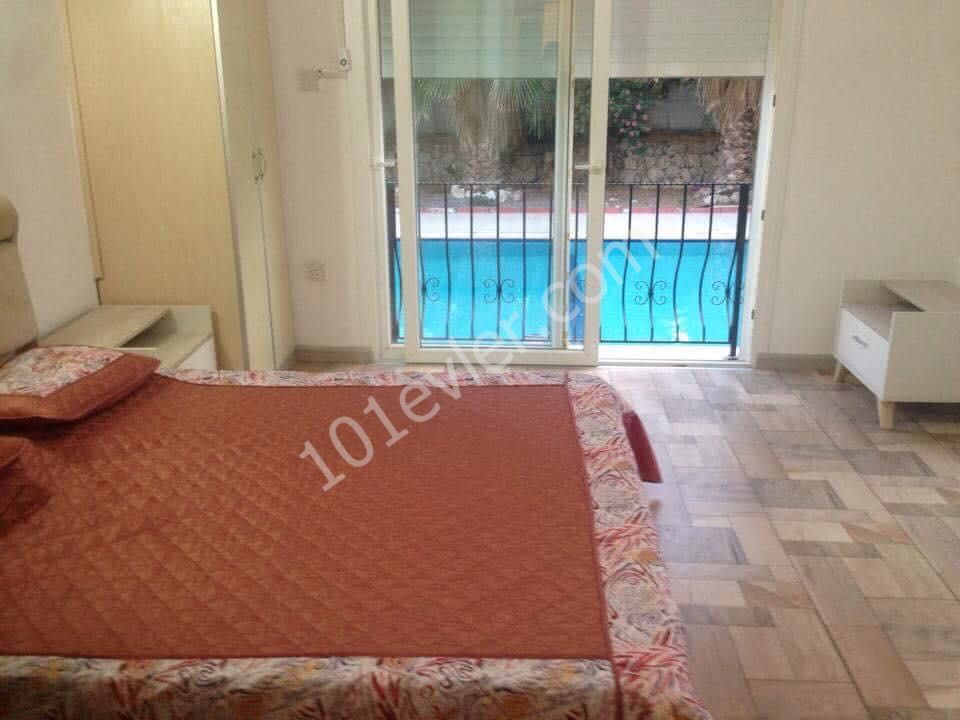 115 м2 Полностью меблированная квартира с собственным садом, общим бассейном (используется только 3 квартирами) и первым этажом на берегу моря (2 + 2) в Алсанджаке, Кирения. ** 