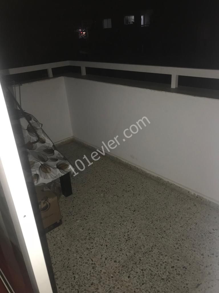 Yenikent'te (3+1)  Türk Tapulu levent Apartmanlarında  Daire ( Takasa Açık)