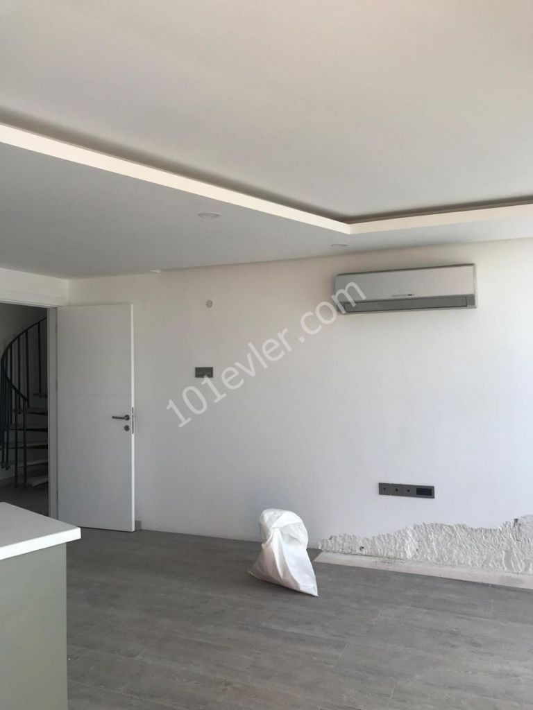 Girne Merkezde , Kendinizi Özel Hissedebileceğiniz Bir Dublex Penthouse ( 147 m2)