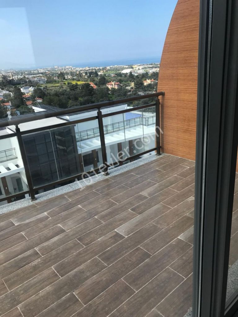 Girne Merkezde , Kendinizi Özel Hissedebileceğiniz Bir Dublex Penthouse ( 147 m2)