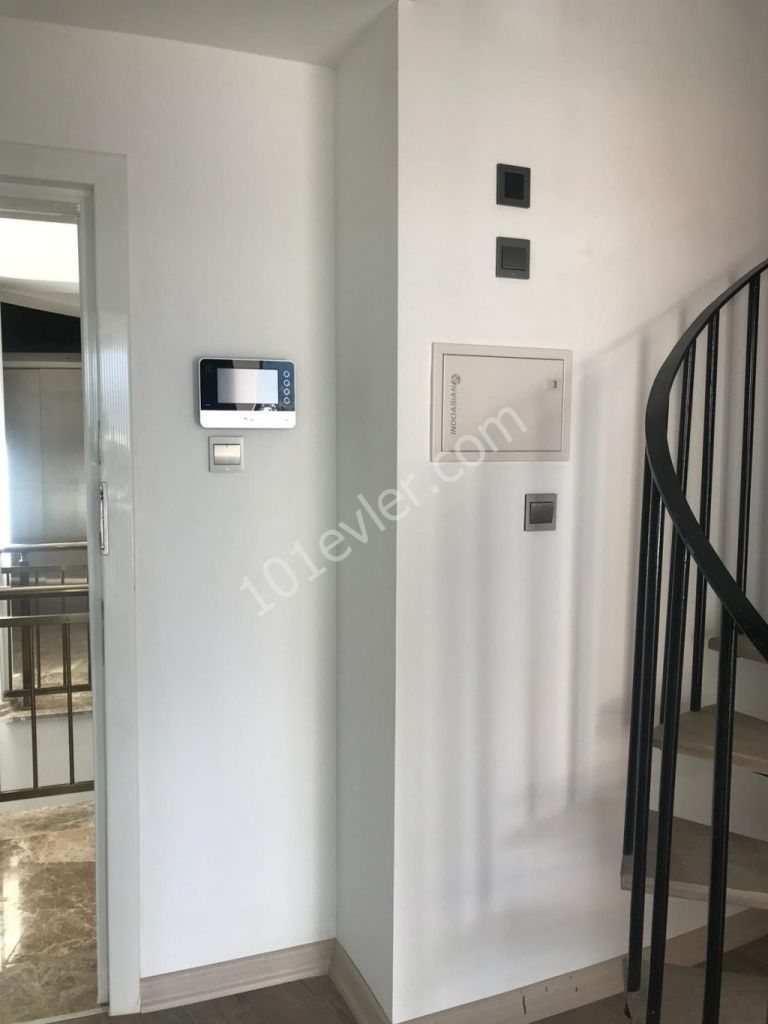 Girne Merkezde , Kendinizi Özel Hissedebileceğiniz Bir Dublex Penthouse ( 147 m2)