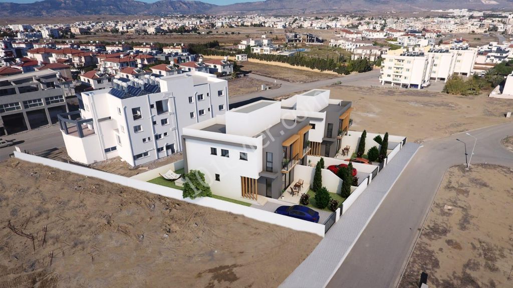 Yenikent 'de  Türk Tapulu 3+1 (203 M2) İkiz Villa