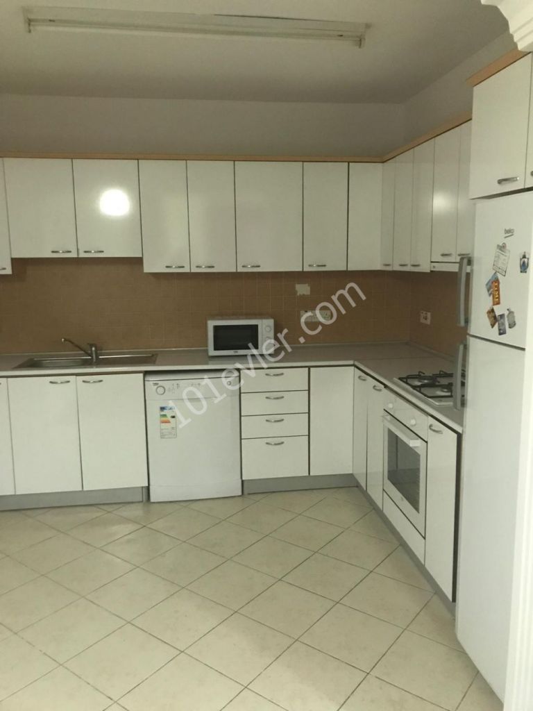 Gönyeli 'de 3+1 Önü Durak Olan , Full Eşyalı 135 m2 Günlük Kiralık Daire