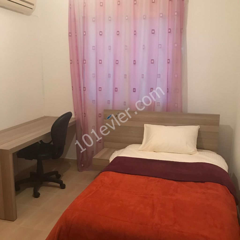 Gönyeli 'de 3+1 Önü Durak Olan , Full Eşyalı 135 m2 Günlük Kiralık Daire