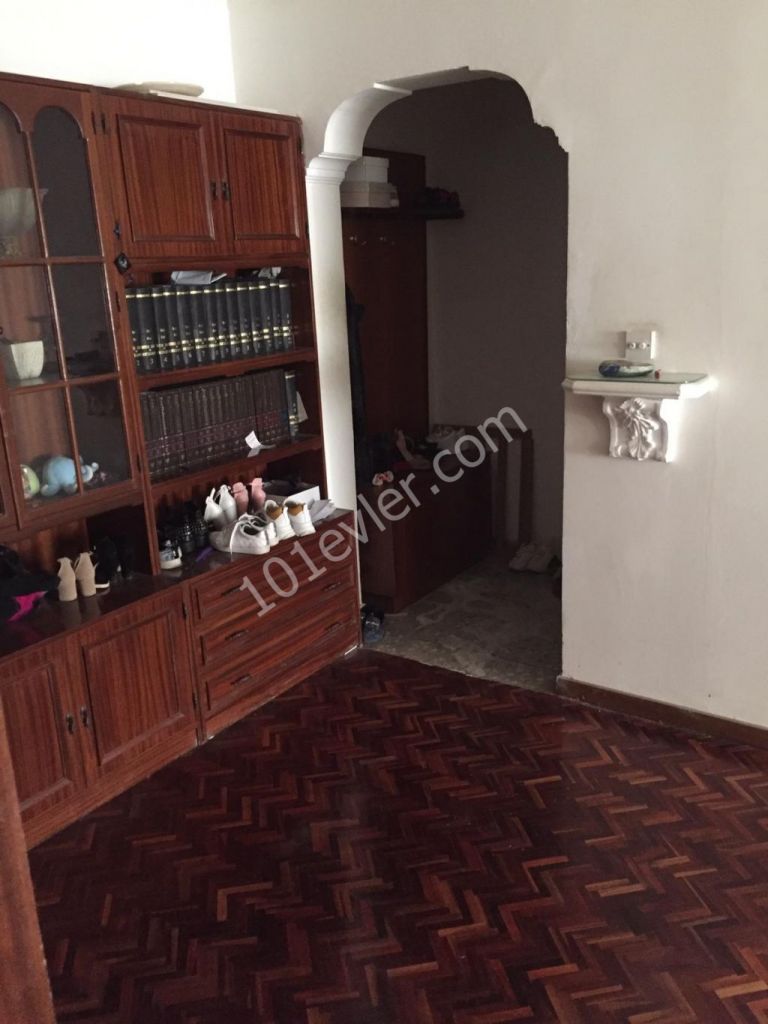 Köşklüçiftlik'te Çok Merkezi Lokasyonda  Duraklara 2dk Mesafede 3+1 Kiralık Daire