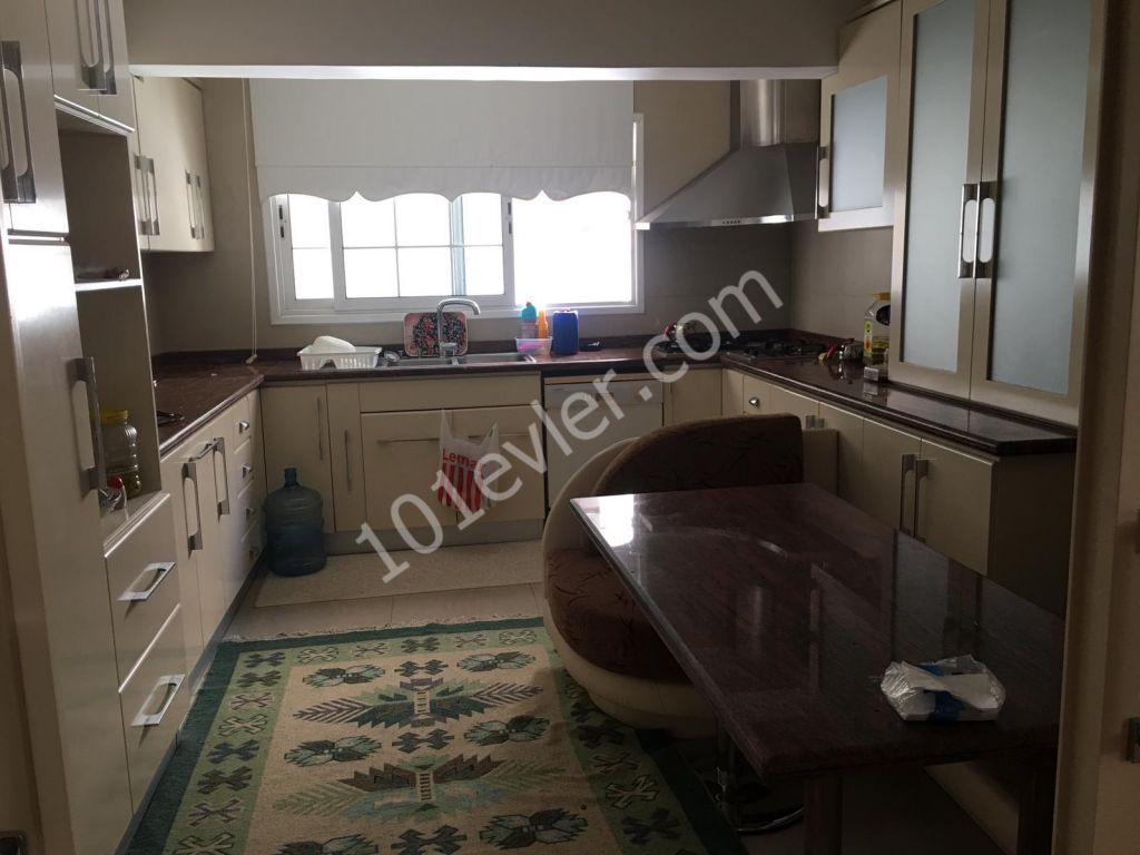 Köşklüçiftlik'te Çok Merkezi Lokasyonda  Duraklara 2dk Mesafede 3+1 Kiralık Daire