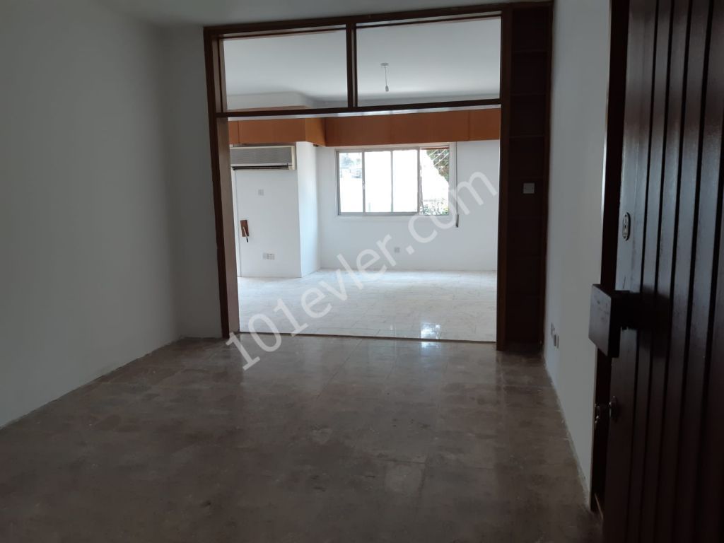 Dereboyu'nda 3+2 180m2 1. Kat Eşyasız Kiralık Daire ( konut / ofis)