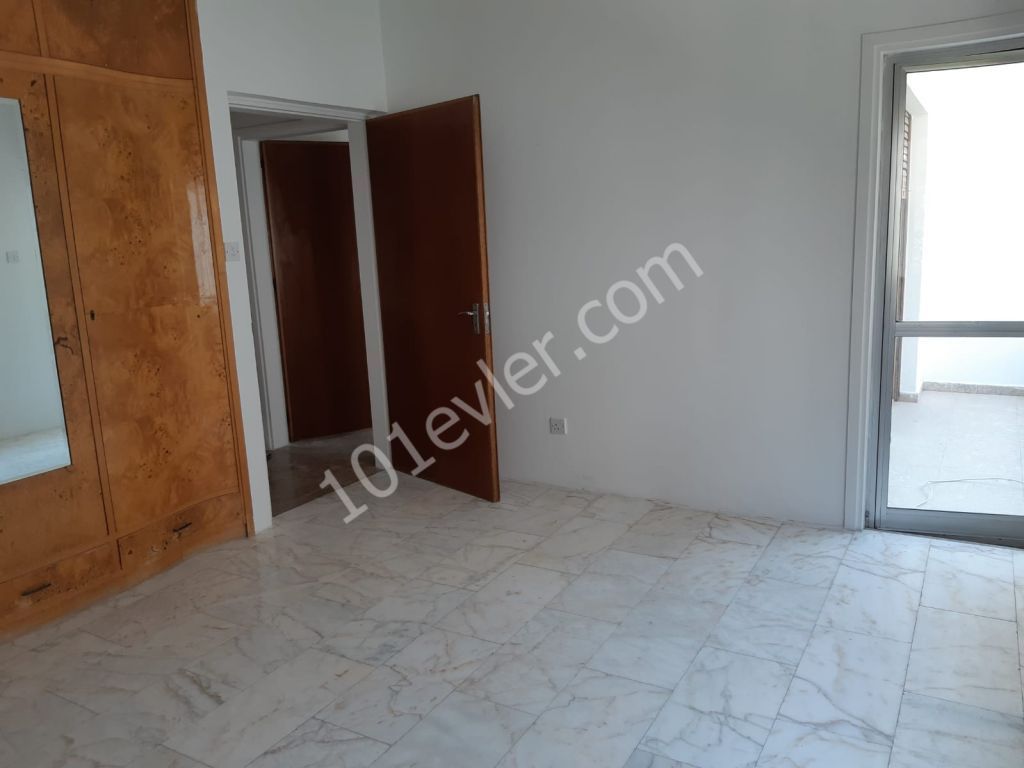 Dereboyu'nda 3+2 180m2 1. Kat Eşyasız Kiralık Daire ( konut / ofis)