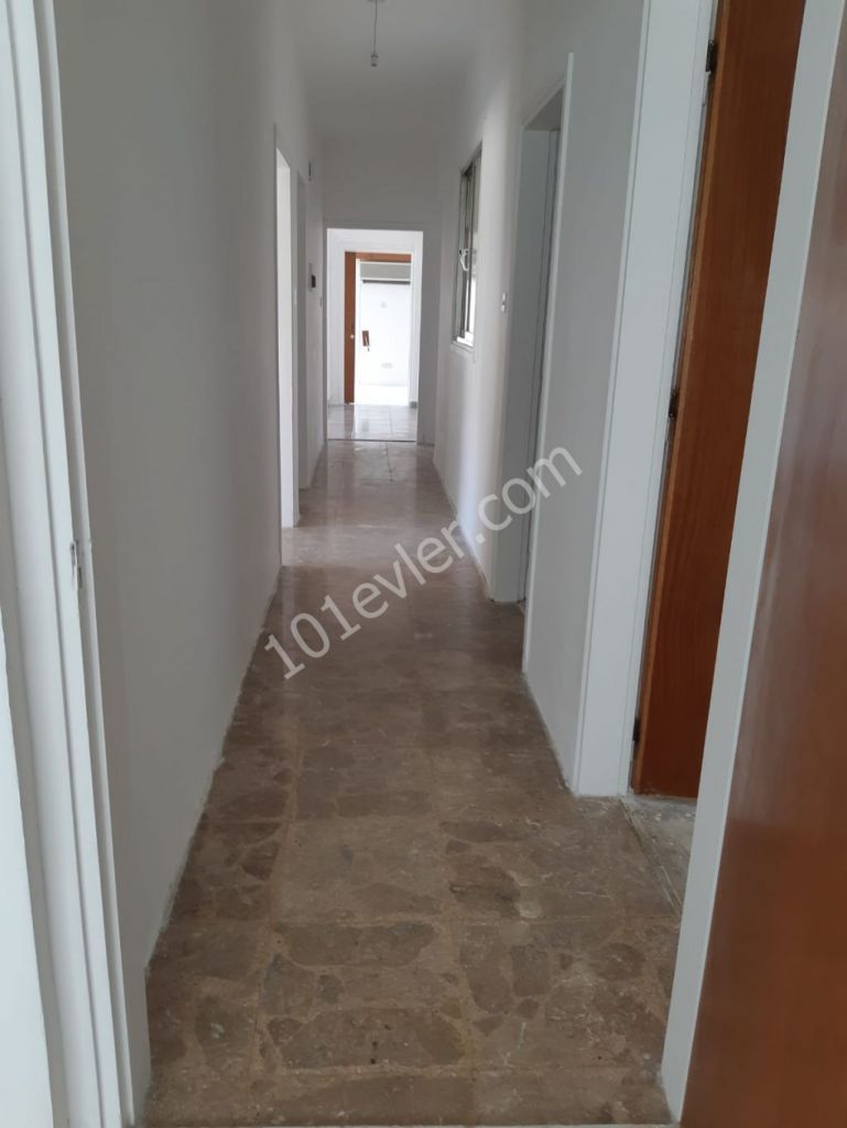 Dereboyu'nda 3+2 180m2 1. Kat Eşyasız Kiralık Daire ( konut / ofis)