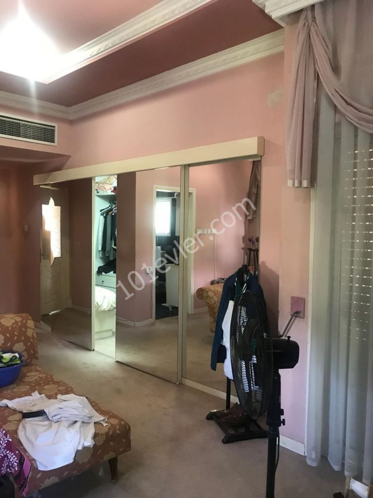 Yenikent'te Havuzlu 2 Arsa İçinde (500m2) 4+4 Villa 