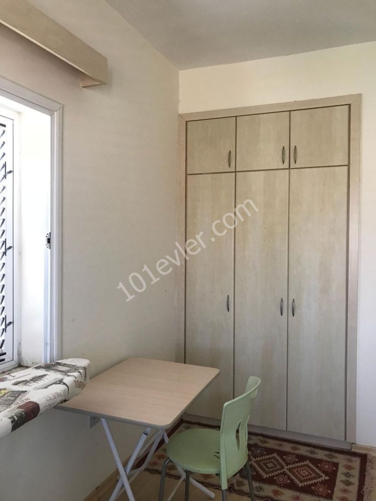 Köşklüçiftlik'de (150m2)  3+1 Sadece Kız Öğrencilere Ve Bayanlara Kiralık Daire( 350 STG karşılığı TL olabilir)