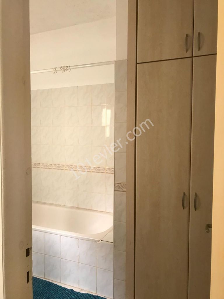 Köşklüçiftlik'de (150m2)  3+1 Sadece Kız Öğrencilere Ve Bayanlara Kiralık Daire( 350 STG karşılığı TL olabilir)