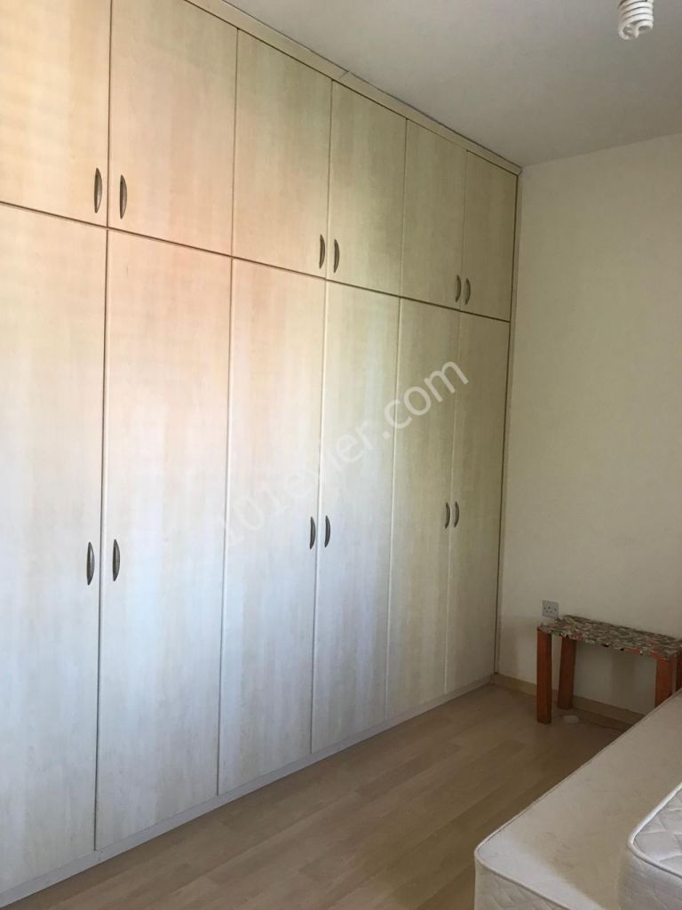 Köşklüçiftlik'de (150m2)  3+1 Sadece Kız Öğrencilere Ve Bayanlara Kiralık Daire( 350 STG karşılığı TL olabilir)