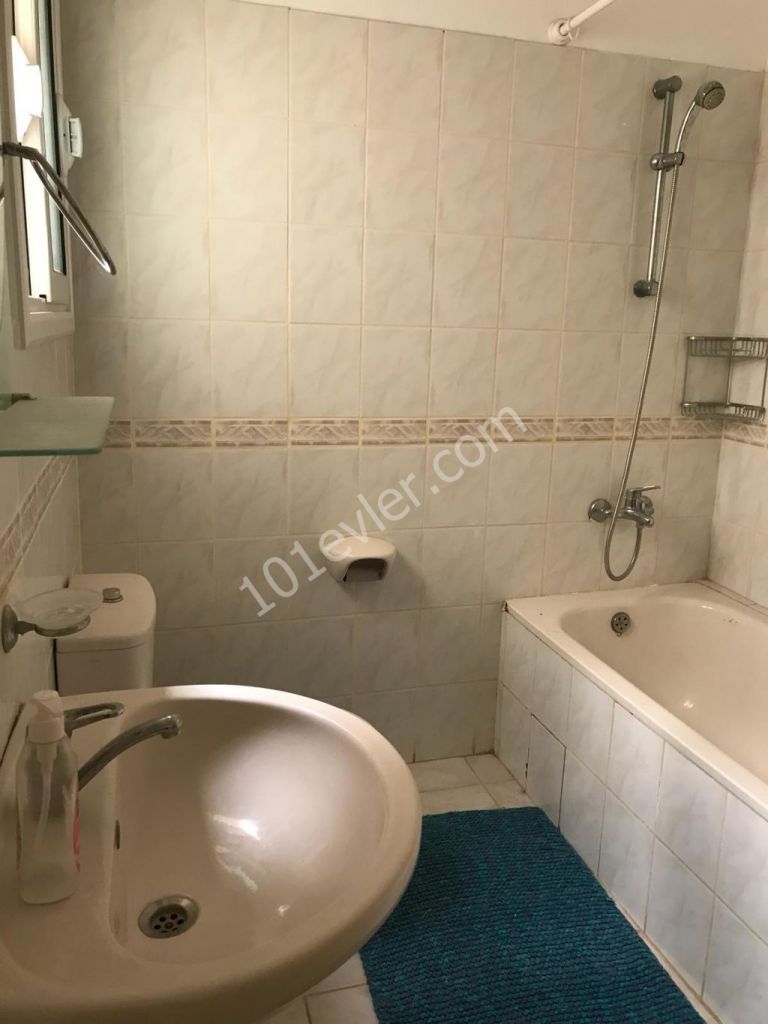 Köşklüçiftlik'de (150m2)  3+1 Sadece Kız Öğrencilere Ve Bayanlara Kiralık Daire( 350 STG karşılığı TL olabilir)