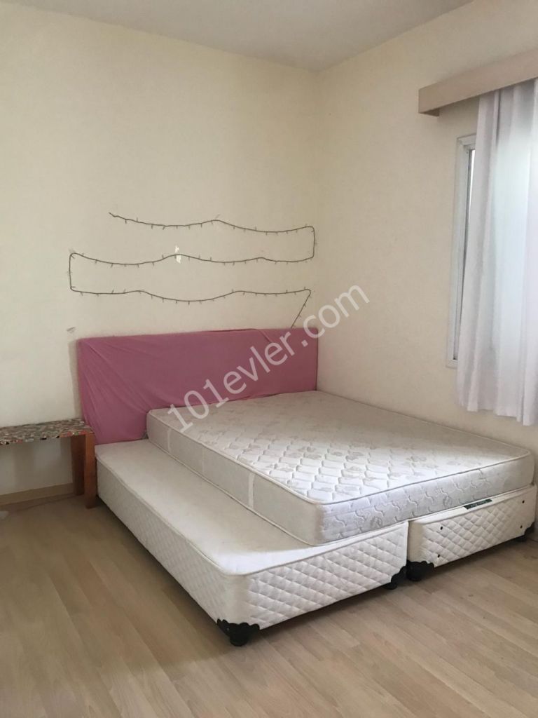 Köşklüçiftlik'de (150m2)  3+1 Sadece Kız Öğrencilere Ve Bayanlara Kiralık Daire( 350 STG karşılığı TL olabilir)