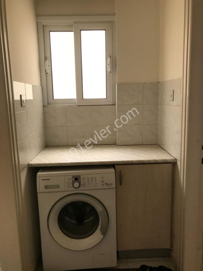 Köşklüçiftlik'de (150m2)  3+1 Sadece Kız Öğrencilere Ve Bayanlara Kiralık Daire( 350 STG karşılığı TL olabilir)