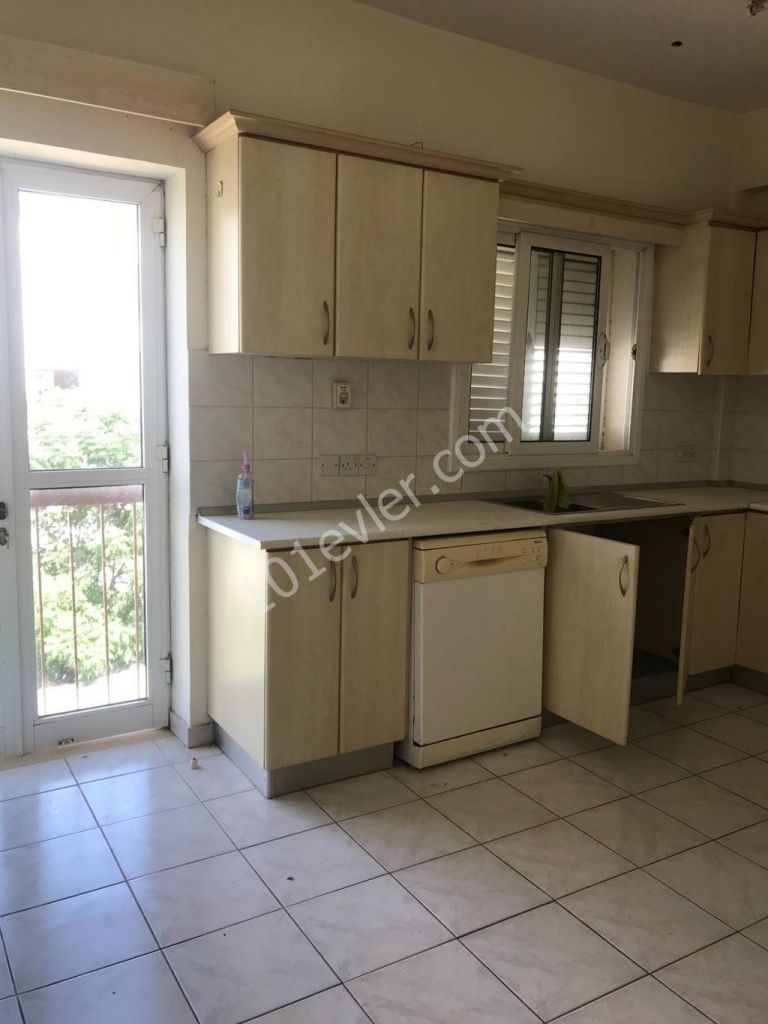 Köşklüçiftlik'de (150m2)  3+1 Sadece Kız Öğrencilere Ve Bayanlara Kiralık Daire( 350 STG karşılığı TL olabilir)