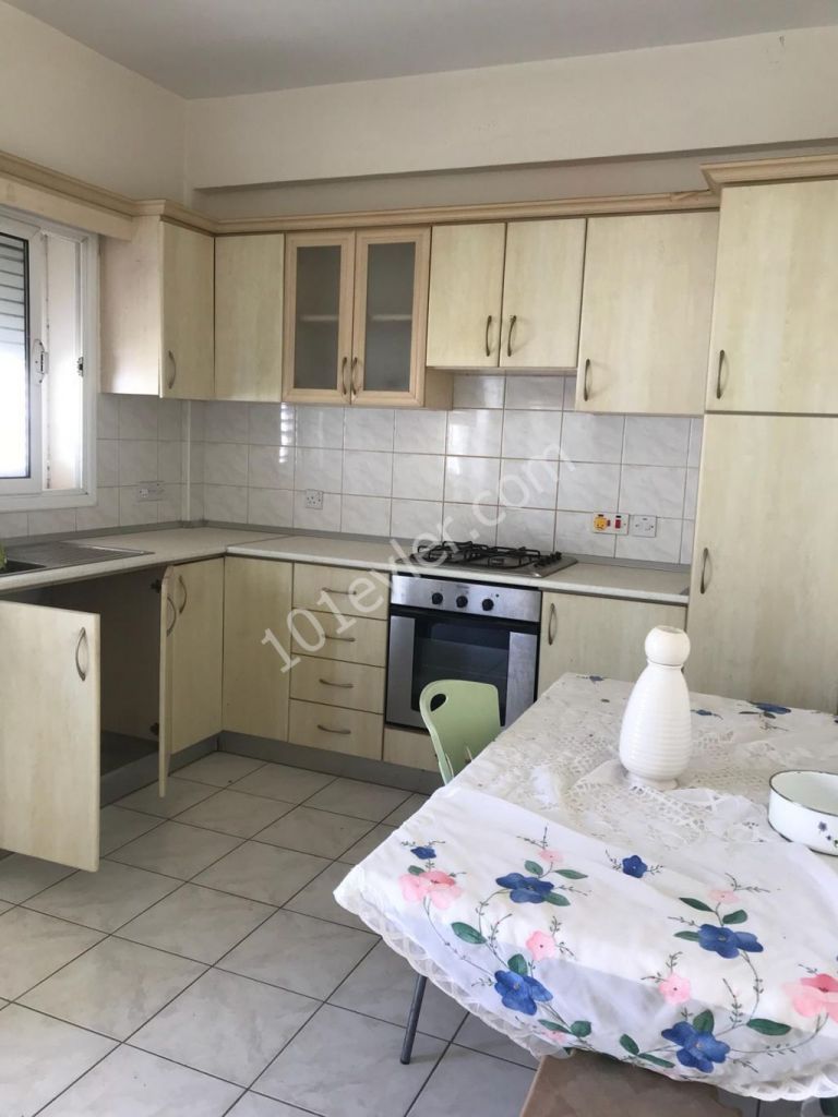 Köşklüçiftlik'de (150m2)  3+1 Sadece Kız Öğrencilere Ve Bayanlara Kiralık Daire( 350 STG karşılığı TL olabilir)