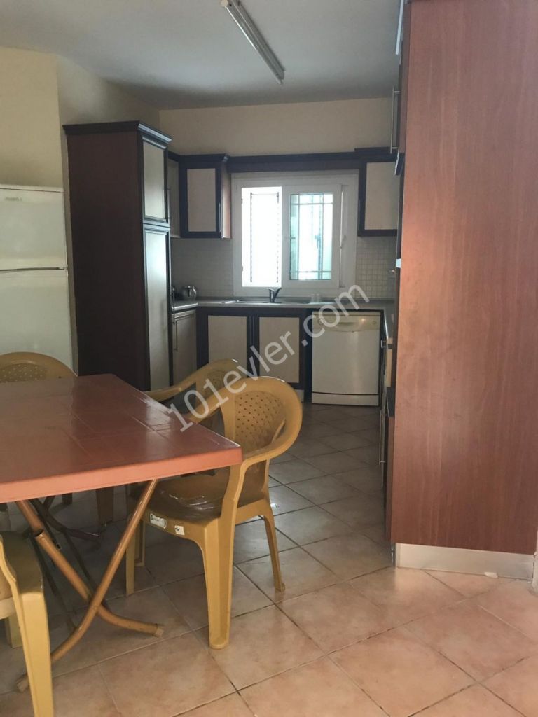 Alsancak'ta 4+1 (200m2) Müstakil Villa 