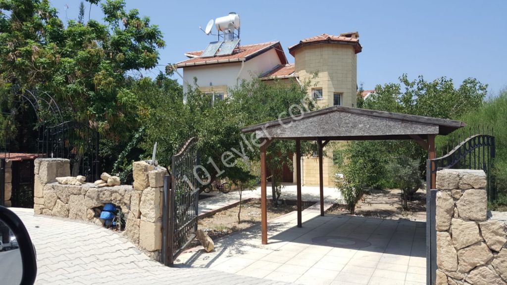 Alsancak'ta 4+1 (200m2) Müstakil Villa 