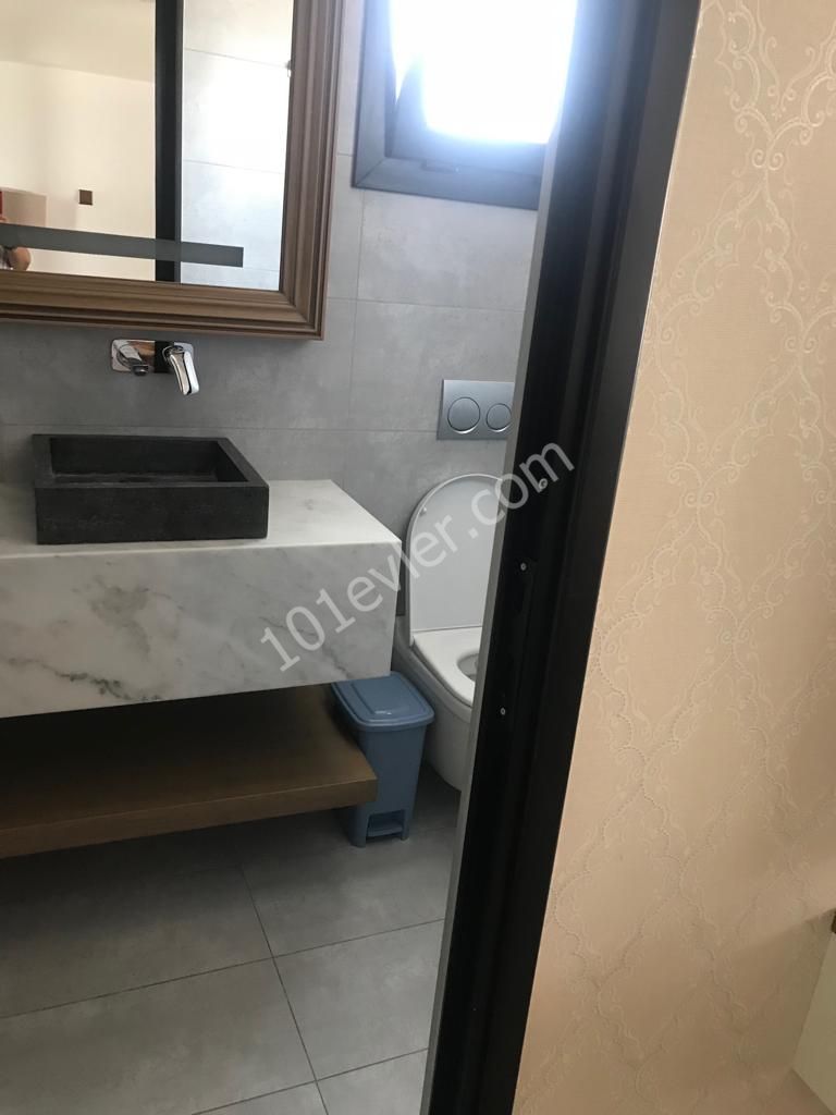 Girne Merkez'de Ultra  Lux Full Eşyalı 1+1 Kiralık Daire ( Daire İçi ve Apartman Temizliği Aidatı  Dahil)