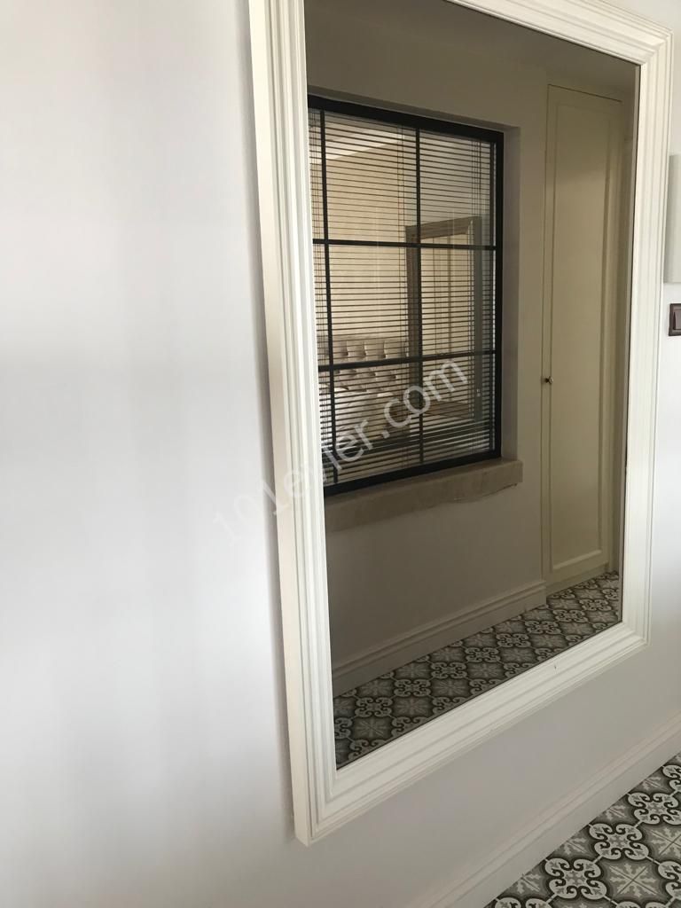 Girne Merkez'de Ultra  Lux Full Eşyalı 1+1 Kiralık Daire ( Daire İçi ve Apartman Temizliği Aidatı  Dahil)