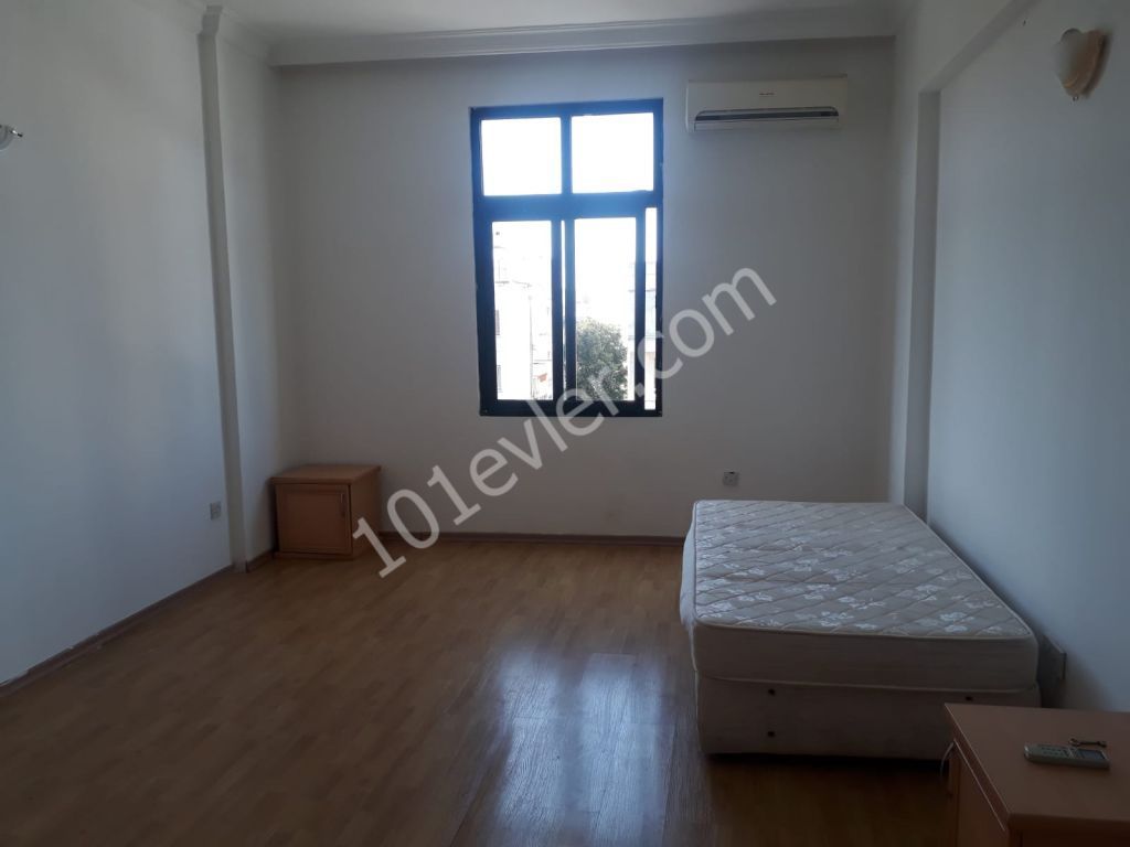 Kumsal'da Dereboyu ve Merit Hotele Yürüme Mesafesinde( 2+1) 140m2 Geniş Full Eşyalı Durakların Dibinde Kiralık Daire