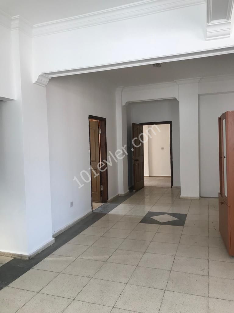 Kumsal'da Dereboyu ve Merit Hotele Yürüme Mesafesinde( 2+1) 140m2 Geniş Full Eşyalı Durakların Dibinde Kiralık Daire