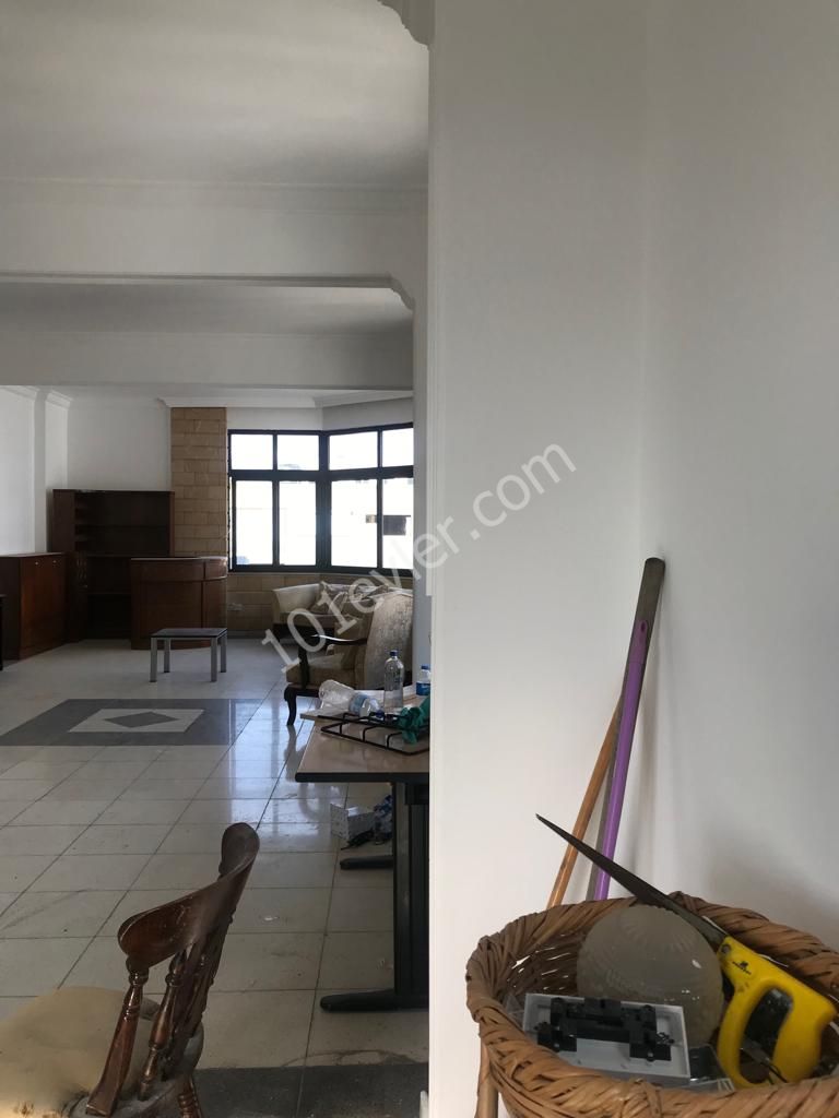 Kumsal'da Dereboyu ve Merit Hotele Yürüme Mesafesinde( 2+1) 140m2 Geniş Full Eşyalı Durakların Dibinde Kiralık Daire