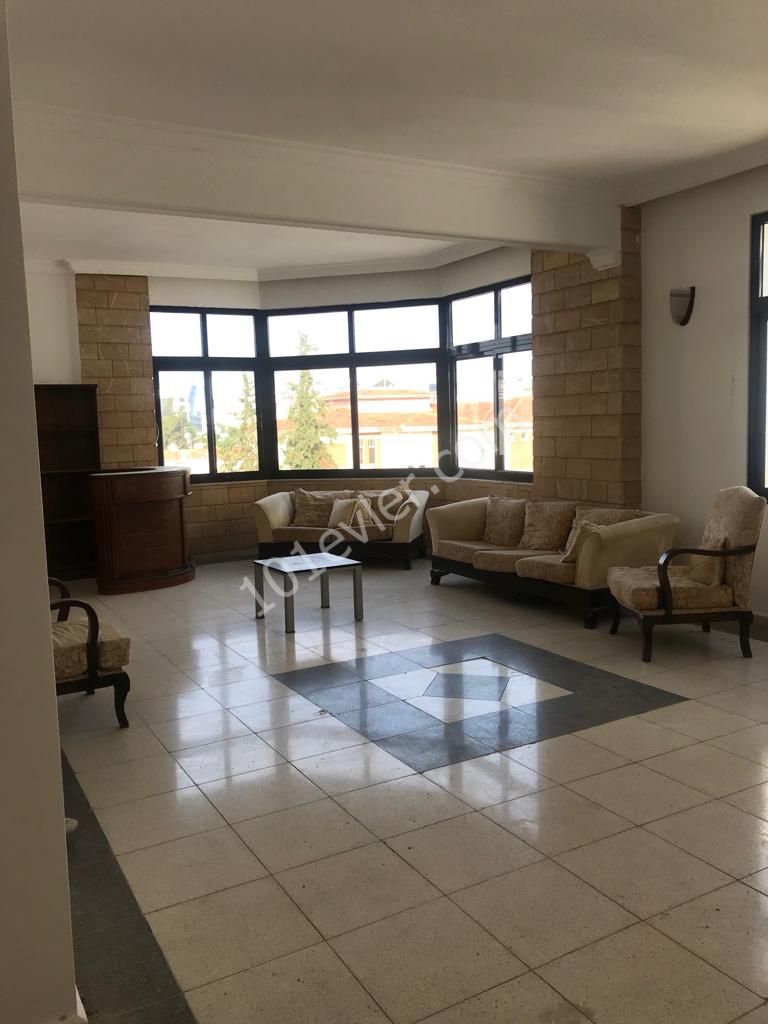 Kumsal'da Dereboyu ve Merit Hotele Yürüme Mesafesinde( 2+1) 140m2 Geniş Full Eşyalı Durakların Dibinde Kiralık Daire