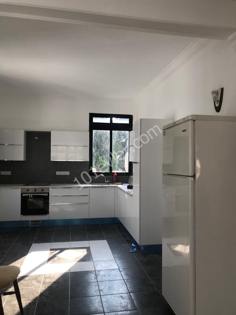 Kumsal'da Dereboyu ve Merit Hotele Yürüme Mesafesinde( 2+1) 140m2 Geniş Full Eşyalı Durakların Dibinde Kiralık Daire