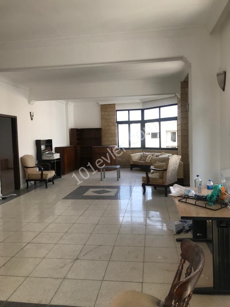 Kumsal'da Dereboyu ve Merit Hotele Yürüme Mesafesinde( 2+1) 140m2 Geniş Full Eşyalı Durakların Dibinde Kiralık Daire