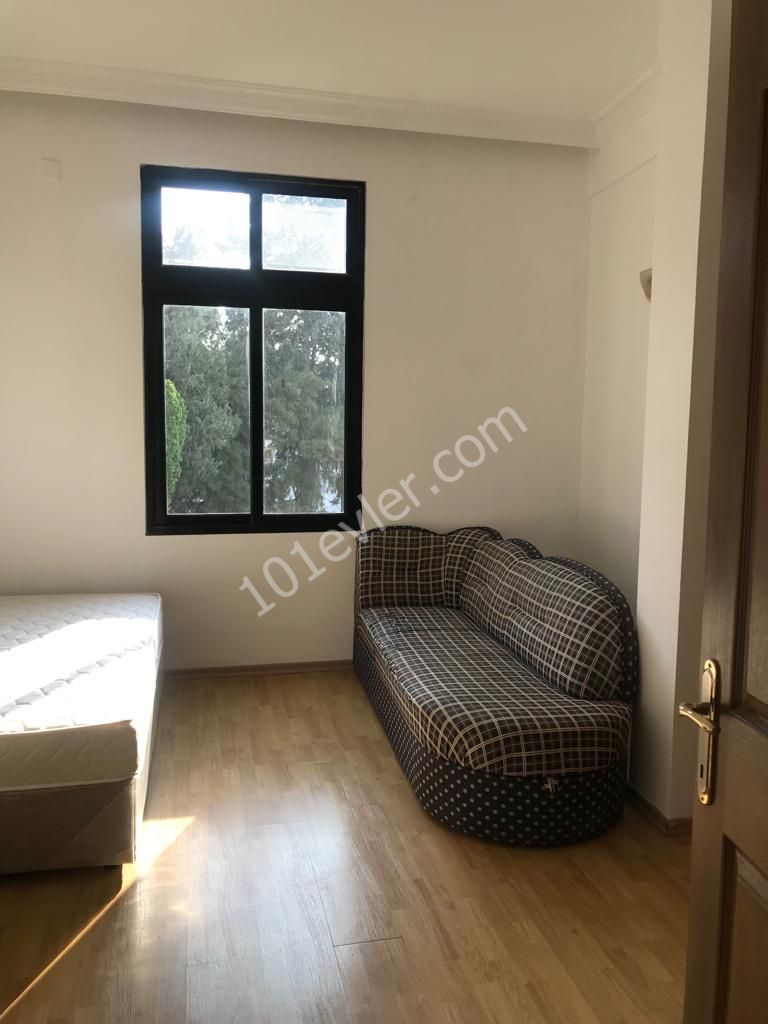 Kumsal'da Dereboyu ve Merit Hotele Yürüme Mesafesinde( 2+1) 140m2 Geniş Full Eşyalı Durakların Dibinde Kiralık Daire