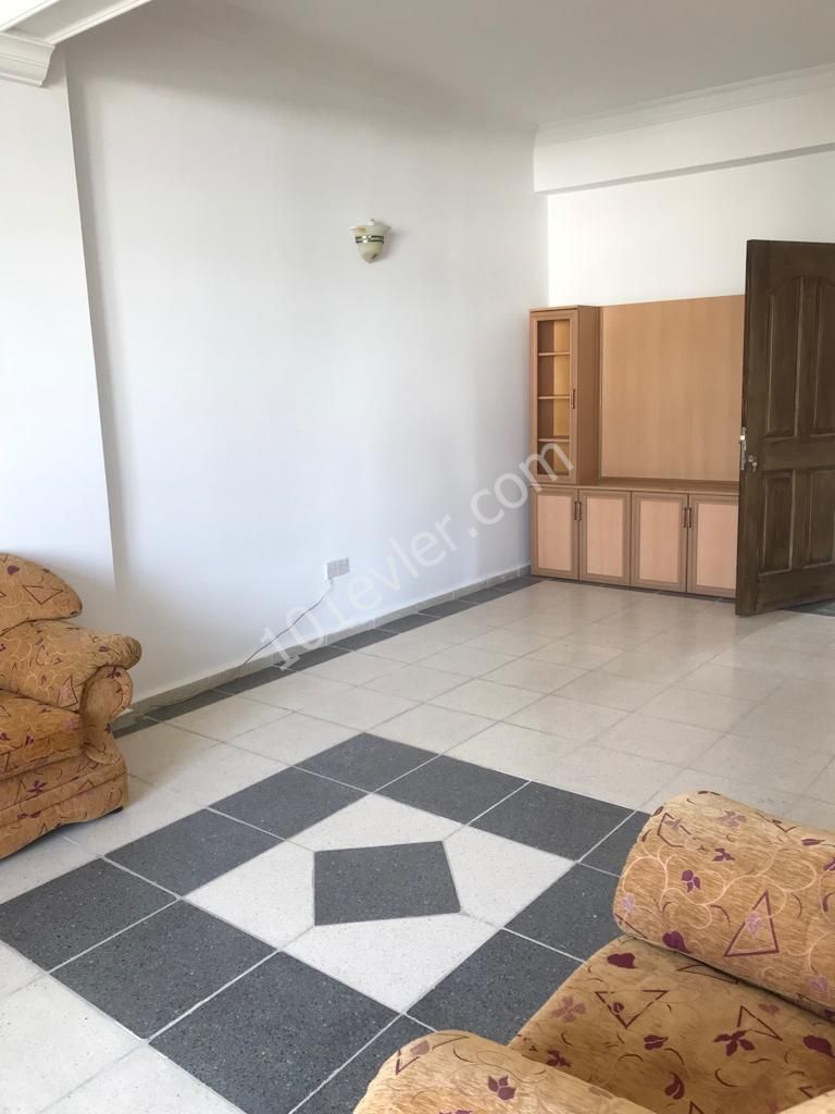 Kumsal Bölgesinde Çok Merkezi Konumda 140 m2   ( 2+1 )  Daire