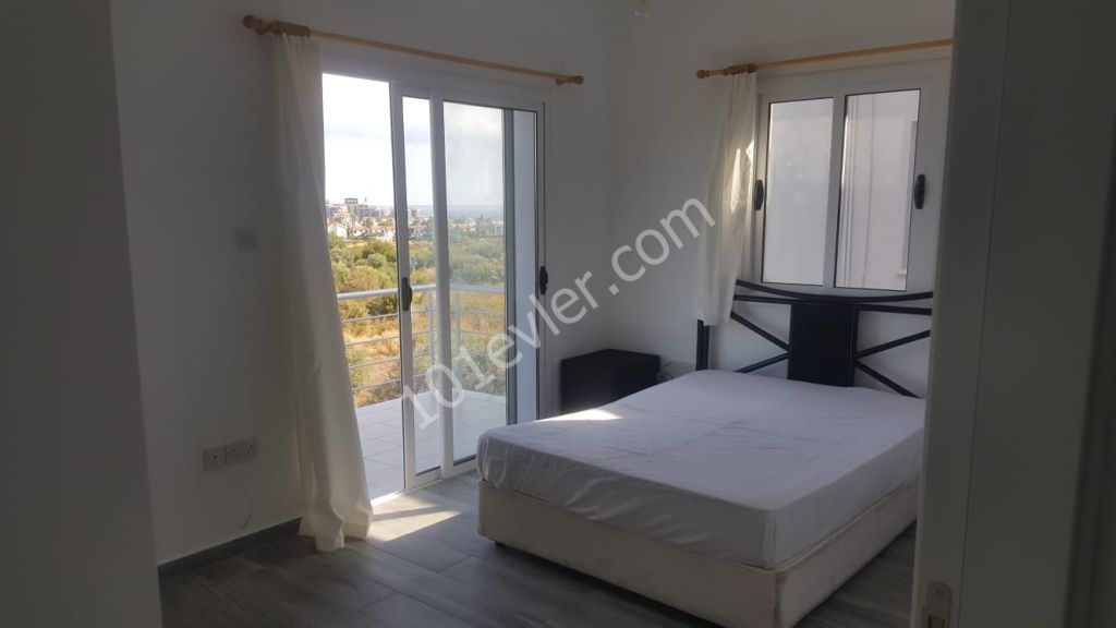 Girne Alsancak'ta 3+1 (140m2) Mükemmel Dağ Ve Deniz Manzaralı Alsancak Merit Hotellere Yürüyüş Mesafesinde Full Eşyalı Aylık ödemeli Daire Kiralıktır