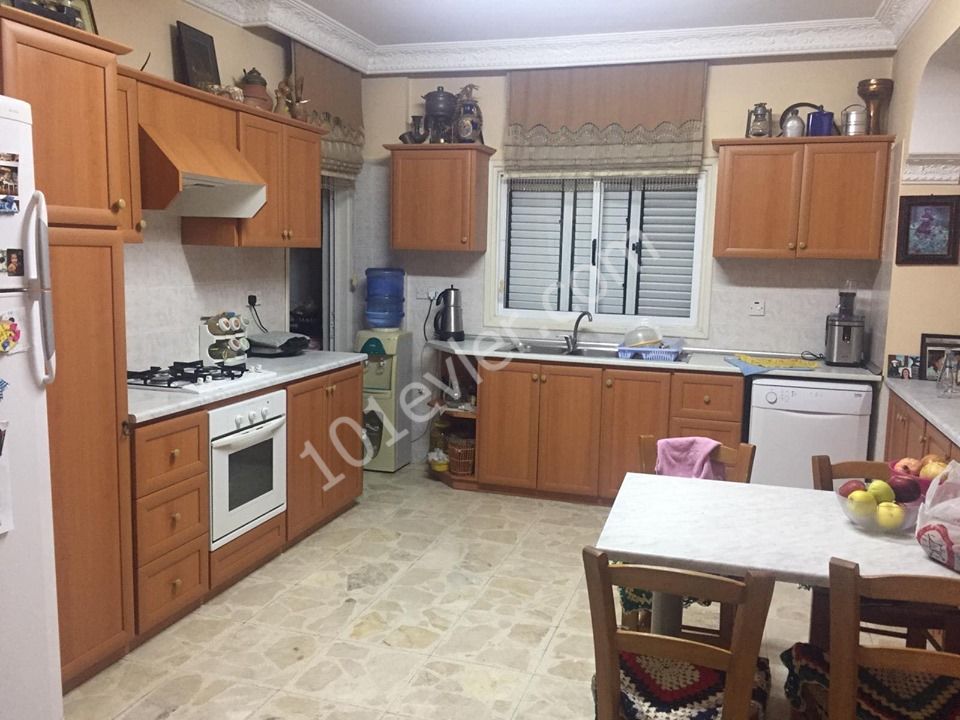 Yenişehir'de Merkezi Konumda Duraklara Yakın Geniş Ve Ferah 3+1 135m2 Kiralık Daire 