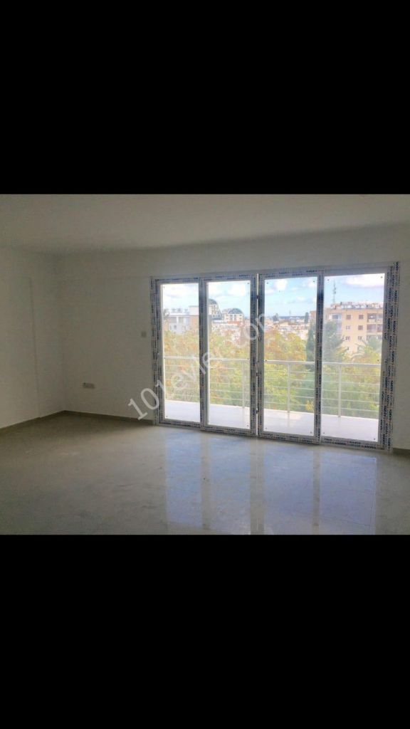 Gİrne Merkez'de Okullar Bölgesinde Asansörlü 3+1 120m2 Kiralık Eşyasız Daire 