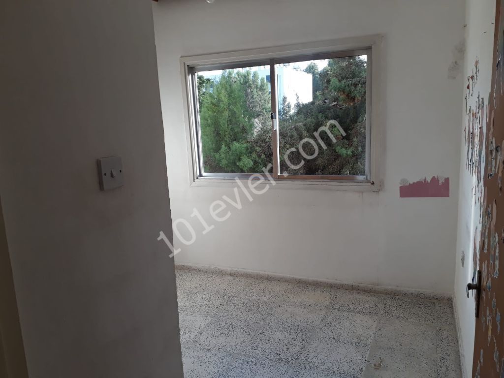 Gönyeli'de Benli Market Arkasında 3+2 Eşyasız Kiralık Daire