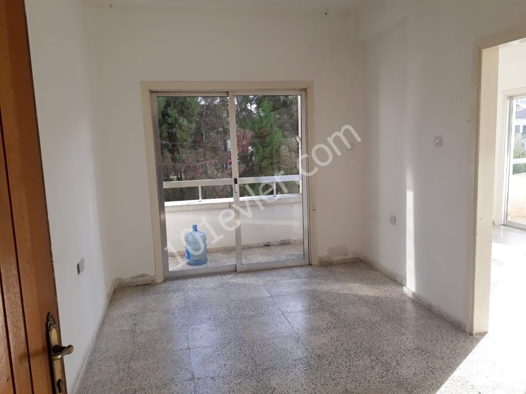 Gönyeli'de Benli Market Arkasında 3+2 Eşyasız Kiralık Daire